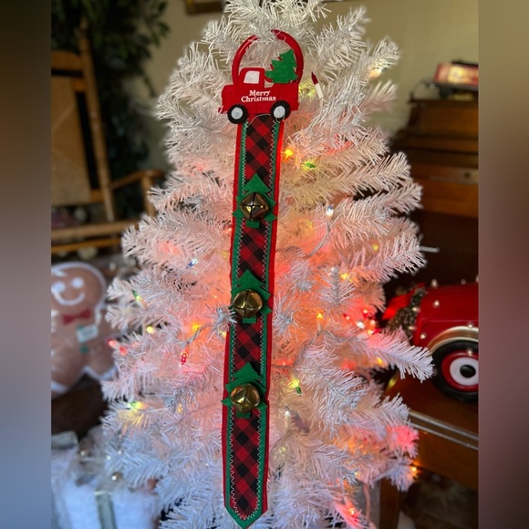 19" Christmas Tree Ringing Bell
Door Hanger - Picture 1 of 4